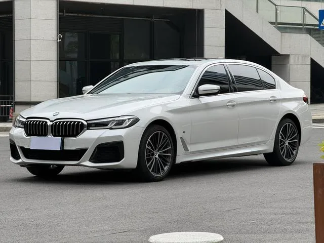 BMW 5 Series 2022 530Li Líder M Conjunto deportivo exterior foto 1 BMW 5 Series 2022 530Li Líder M Conjunto deportivo exterior foto 1
