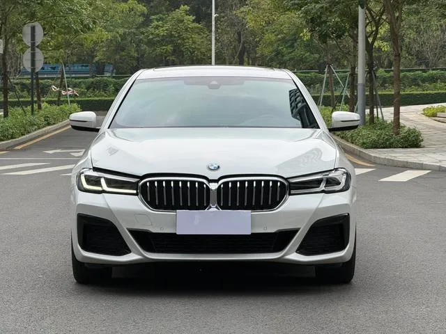 BMW 5 Series 2022 530Li Líder M Conjunto deportivo exterior foto 2 BMW 5 Series 2022 530Li Líder M Conjunto deportivo exterior foto 2