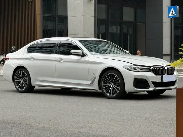 BMW 5 Series 2022 530Li Líder M Conjunto deportivo exterior foto 3 BMW 5 Series 2022 530Li Líder M Conjunto deportivo exterior foto 3