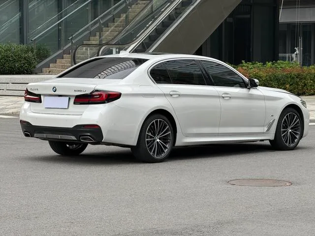 BMW 5 Series 2022 530Li Líder M Conjunto deportivo exterior foto 4 BMW 5 Series 2022 530Li Líder M Conjunto deportivo exterior foto 4