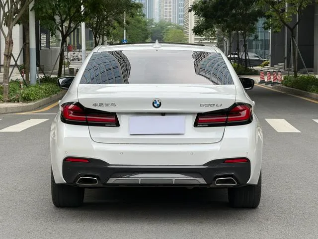 BMW 5 Series 2022 530Li Líder M Conjunto deportivo exterior foto 5 BMW 5 Series 2022 530Li Líder M Conjunto deportivo exterior foto 5