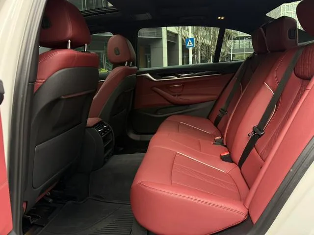 BMW 5 Series 2022 530Li Líder M Conjunto deportivo interior foto 12 BMW 5 Series 2022 530Li Líder M Conjunto deportivo interior foto 12