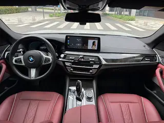 BMW 5 Series 2022 530Li Líder M Conjunto deportivo interior foto 13 BMW 5 Series 2022 530Li Líder M Conjunto deportivo interior foto 13