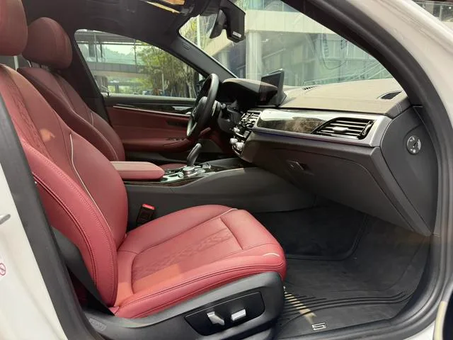 BMW 5 Series 2022 530Li Líder M Conjunto deportivo interior foto 16 BMW 5 Series 2022 530Li Líder M Conjunto deportivo interior foto 16