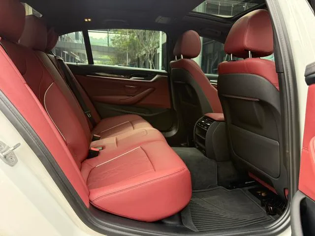 BMW 5 Series 2022 530Li Líder M Conjunto deportivo interior foto 17 BMW 5 Series 2022 530Li Líder M Conjunto deportivo interior foto 17
