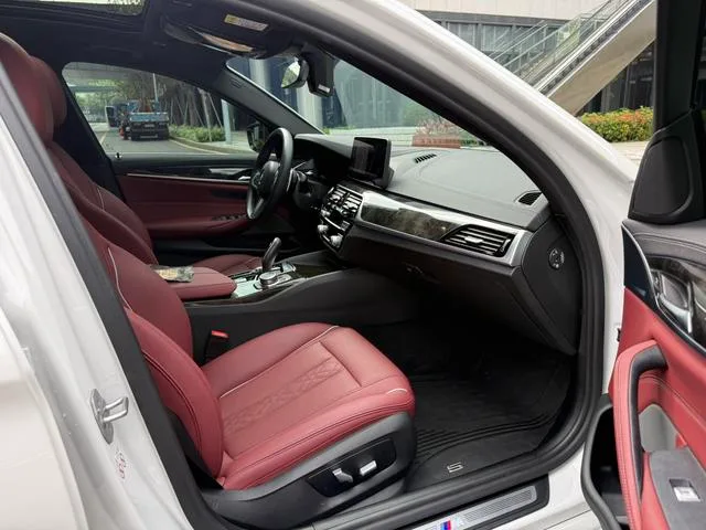 BMW 5 Series 2022 530Li Líder M Conjunto deportivo interior foto 19 BMW 5 Series 2022 530Li Líder M Conjunto deportivo interior foto 19