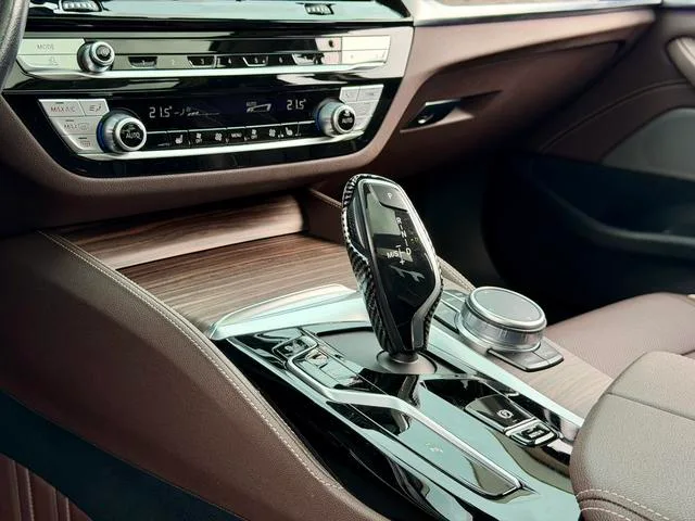 BMW 5 Series 2021 530Li Leading Type Luxury Set interior photo 17 BMW 5 Series 2021 530Li Leading Type Luxury Set interior photo 17