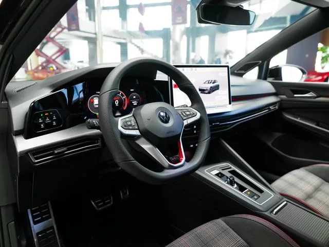 Volkswagen Golf GTI 2025 380TSI DSG GTI interior photo 9