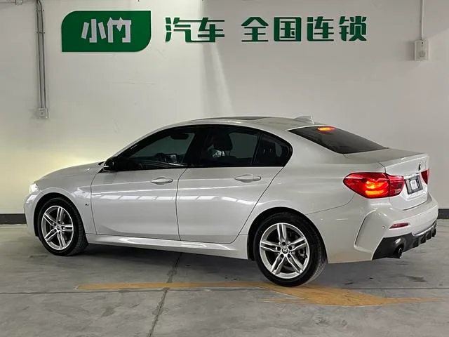BMW 1 Series 2021 120i M Edición nocturna deportiva exterior foto 4