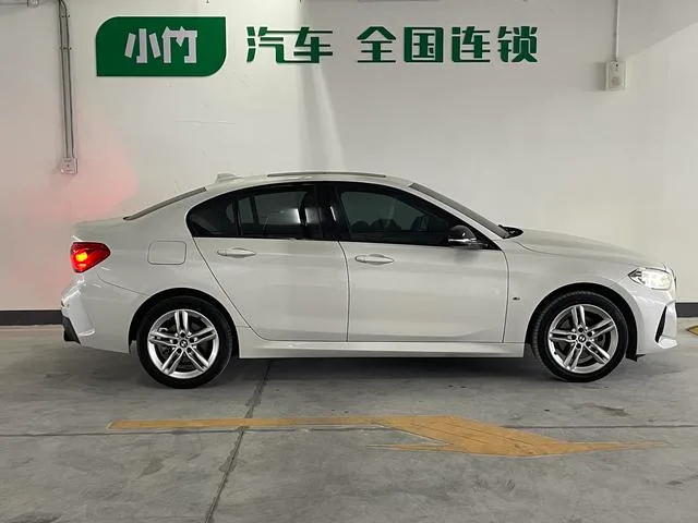 BMW 1 Series 2021 120i M Edición nocturna deportiva exterior foto 8