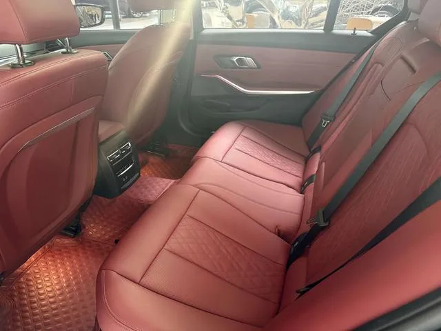 BMW 3 Series 2023 325Li M Conjunto deportivo interior foto 10