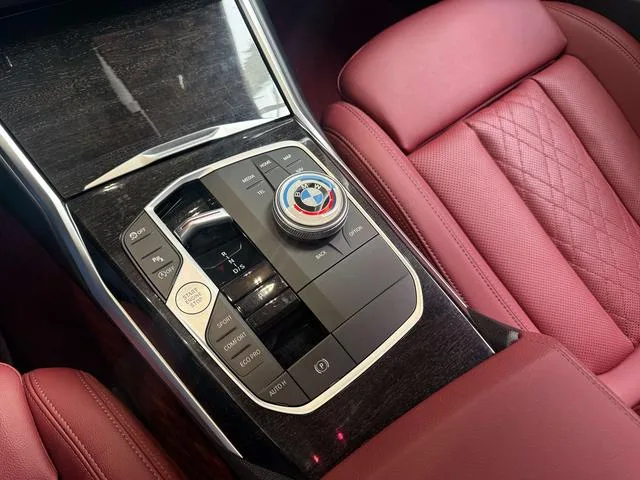 BMW 3 Series 2023 325Li M Conjunto deportivo interior foto 11