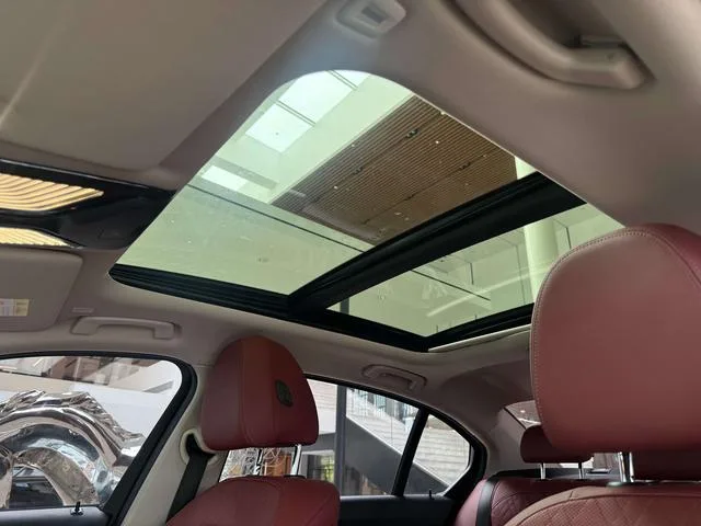 BMW 3 Series 2023 325Li M Conjunto deportivo interior foto 15
