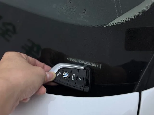 BMW 3 Series 2023 320Li M Спортивный костюм интерьер фото 11