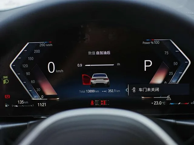 BMW 3 Series 2023 320Li M Спортивный костюм интерьер фото 17