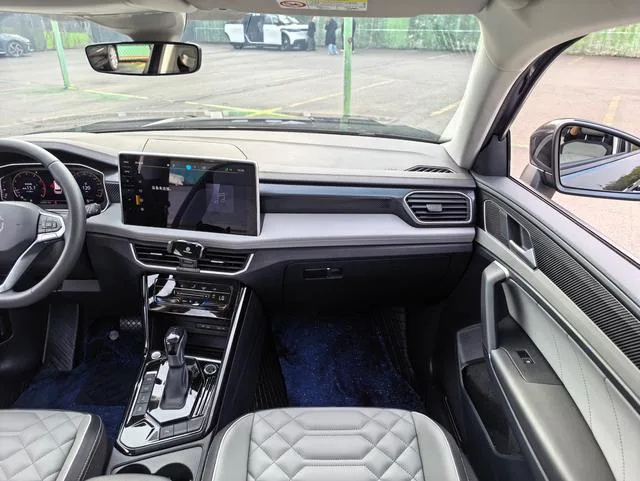 Volkswagen Tayron 2023 300TSI Deux roues motrices, luxe Plus Version avancée intérieur photo 11