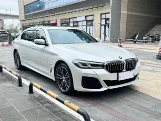 BMW 5 Series 2022 Segundo cambio 530Li Líder M Conjunto deportivo exterior foto 3