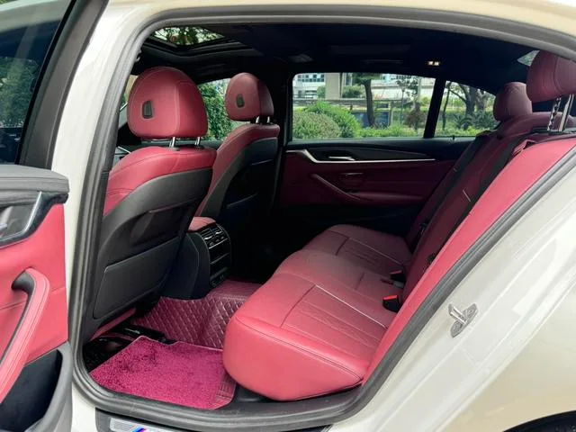 BMW 5 Series 2022 Segundo cambio 530Li Líder M Conjunto deportivo interior foto 9