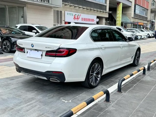 BMW 5 Series 2022 Segundo cambio 530Li Líder M Conjunto deportivo interior foto 12