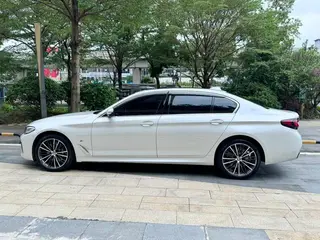 BMW 5 Series 2022 Segundo cambio 530Li Líder M Conjunto deportivo interior foto 13