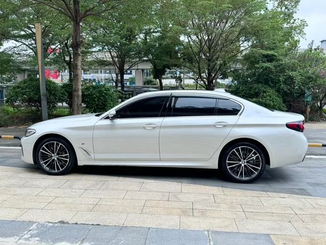 BMW 5 Series 2022 Segundo cambio 530Li Líder M Conjunto deportivo interior foto 13