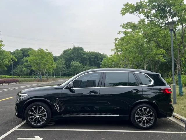 BMW X5 2022 Reforma xDrive 30Li M Conjunto deportivo exterior foto 4