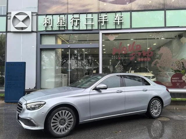 Mercedes-Benz E-Class 2023 Reforma E 300 L Estilo de moda Coche exterior foto 2 Mercedes-Benz E-Class 2023 Reforma E 300 L Estilo de moda Coche exterior foto 2