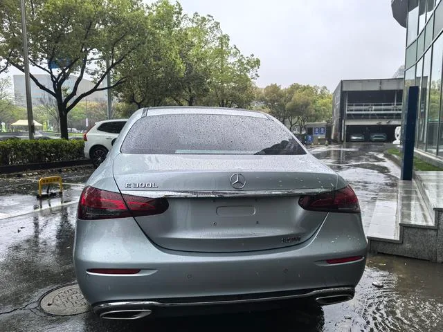 Mercedes-Benz E-Class 2023 Reforma E 300 L Estilo de moda Coche exterior foto 4 Mercedes-Benz E-Class 2023 Reforma E 300 L Estilo de moda Coche exterior foto 4