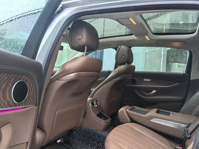 Mercedes-Benz E-Class 2023 Reforma E 300 L Estilo de moda Coche exterior foto 9 Mercedes-Benz E-Class 2023 Reforma E 300 L Estilo de moda Coche exterior foto 9