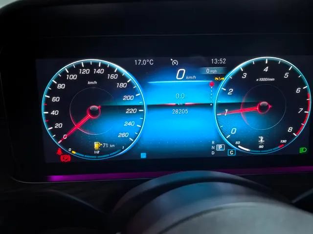 Mercedes-Benz E-Class 2023 Reforma E 300 L Estilo de moda Coche interior foto 11 Mercedes-Benz E-Class 2023 Reforma E 300 L Estilo de moda Coche interior foto 11
