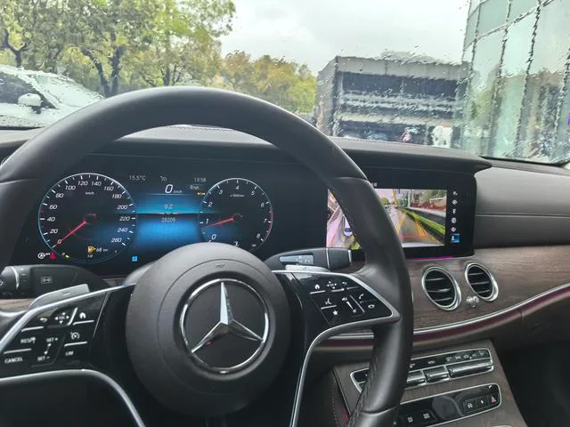 Mercedes-Benz E-Class 2023 Reforma E 300 L Estilo de moda Coche interior foto 13 Mercedes-Benz E-Class 2023 Reforma E 300 L Estilo de moda Coche interior foto 13