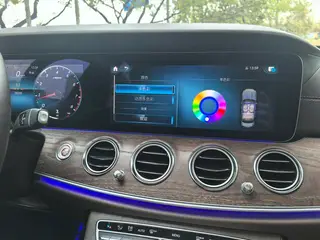 Mercedes-Benz E-Class 2023 Reforma E 300 L Estilo de moda Coche interior foto 14 Mercedes-Benz E-Class 2023 Reforma E 300 L Estilo de moda Coche interior foto 14