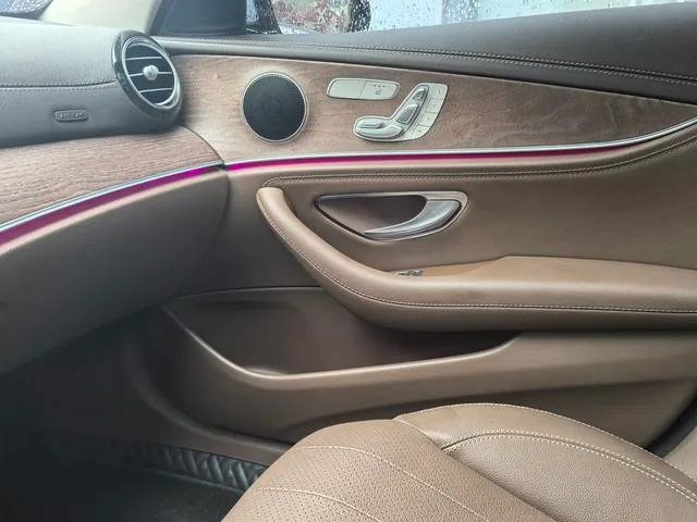 Mercedes-Benz E-Class 2023 Reforma E 300 L Estilo de moda Coche interior foto 16 Mercedes-Benz E-Class 2023 Reforma E 300 L Estilo de moda Coche interior foto 16