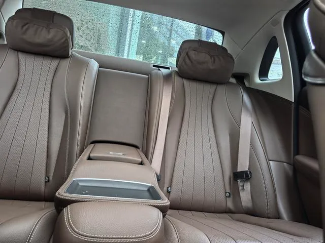 Mercedes-Benz E-Class 2023 Reforma E 300 L Estilo de moda Coche interior foto 18 Mercedes-Benz E-Class 2023 Reforma E 300 L Estilo de moda Coche interior foto 18