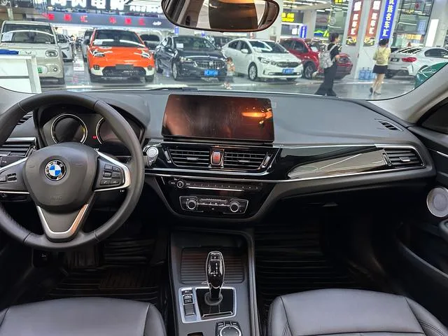BMW 1 Series 2021 Restyling 120i M Sports version exterior photo 9 BMW 1 Series 2021 Restyling 120i M Sports version exterior photo 9