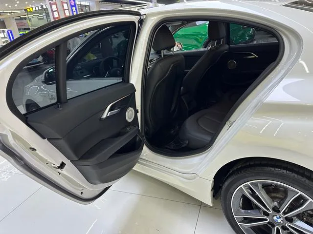BMW 1 Series 2021 Restyling 120i M Sports version interior photo 11 BMW 1 Series 2021 Restyling 120i M Sports version interior photo 11