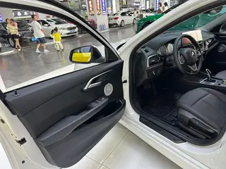 BMW 1 Series 2021 Restyling 120i M Sports version interior photo 14 BMW 1 Series 2021 Restyling 120i M Sports version interior photo 14