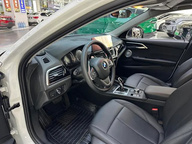 BMW 1 Series 2021 Restyling 120i M Sports version interior photo 15 BMW 1 Series 2021 Restyling 120i M Sports version interior photo 15