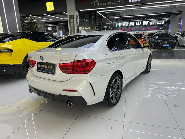 BMW 1 Series 2021 Restyling 120i M Sports version interior photo 19 BMW 1 Series 2021 Restyling 120i M Sports version interior photo 19