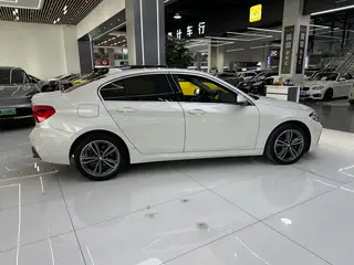 BMW 1 Series 2021 Restyling 120i M Sports version interior photo 20 BMW 1 Series 2021 Restyling 120i M Sports version interior photo 20