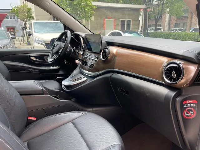 Mercedes-Benz V-Class 2021 V 260 L Empattement long Premium Edition intérieur photo 11