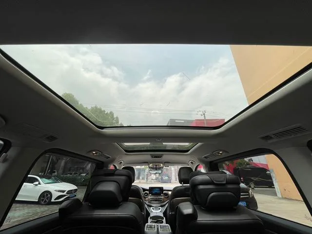 Mercedes-Benz V-Class 2021 V 260 L Empattement long Premium Edition intérieur photo 17