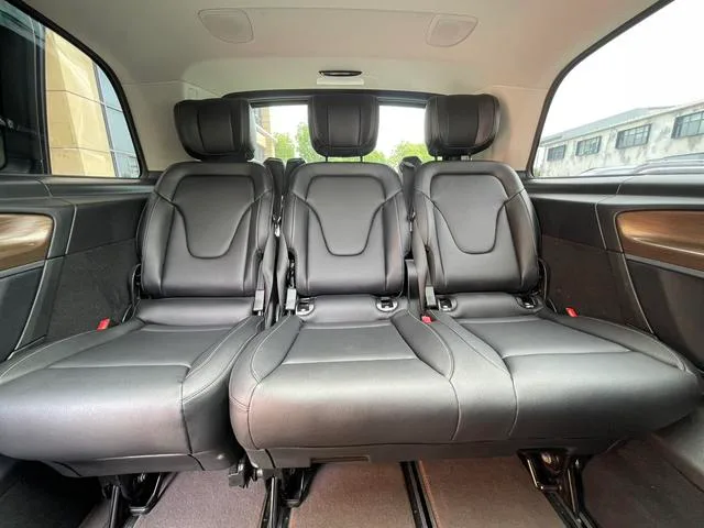 Mercedes-Benz V-Class 2021 V 260 L Empattement long Premium Edition intérieur photo 18