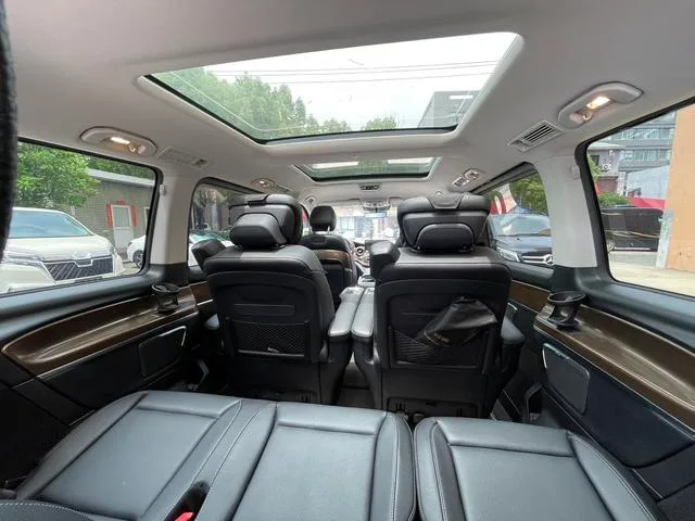 Mercedes-Benz V-Class 2021 V 260 L Empattement long Premium Edition intérieur photo 20