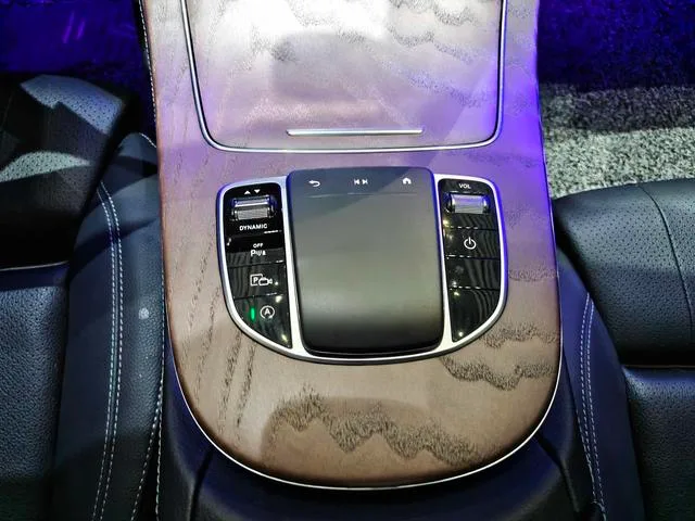 Mercedes-Benz E-Class 2023 E 260 L Coche interior foto 10 Mercedes-Benz E-Class 2023 E 260 L Coche interior foto 10