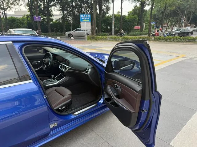 BMW 3 Series 2022 325Li M Conjunto deportivo interior foto 18 BMW 3 Series 2022 325Li M Conjunto deportivo interior foto 18