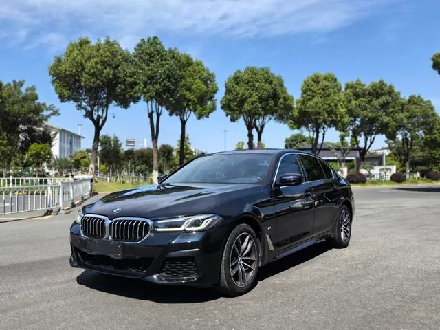 BMW 5 Series 2022 Reforma 525Li M Conjunto deportivo exterior foto 1 BMW 5 Series 2022 Reforma 525Li M Conjunto deportivo exterior foto 1