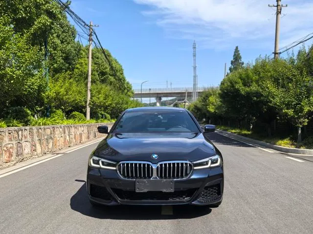 BMW 5 Series 2022 Reforma 525Li M Conjunto deportivo exterior foto 5 BMW 5 Series 2022 Reforma 525Li M Conjunto deportivo exterior foto 5