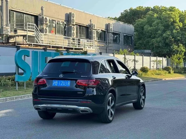 Mercedes-Benz GLC 2020 GLC 260 L 4MATIC Dynamic exterior photo 4 Mercedes-Benz GLC 2020 GLC 260 L 4MATIC Dynamic exterior photo 4