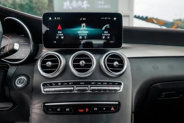 Mercedes-Benz GLC AMG 2022 AMG GLC 43 4MATIC интерьер фото 13